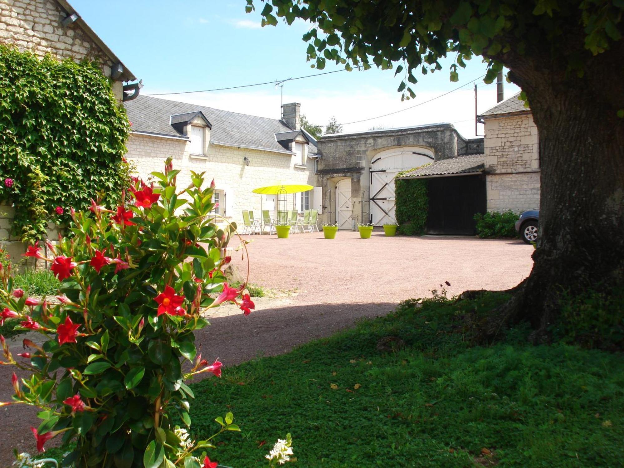 Villa Les Roulottes De Cuzay Roiffé Exterior foto